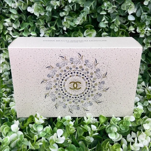 CHANEL Beauty Makeup Bag 2025 HOLIDAY LIMITED EDITION NIB AUTHENTIC - Picture 11 of 16